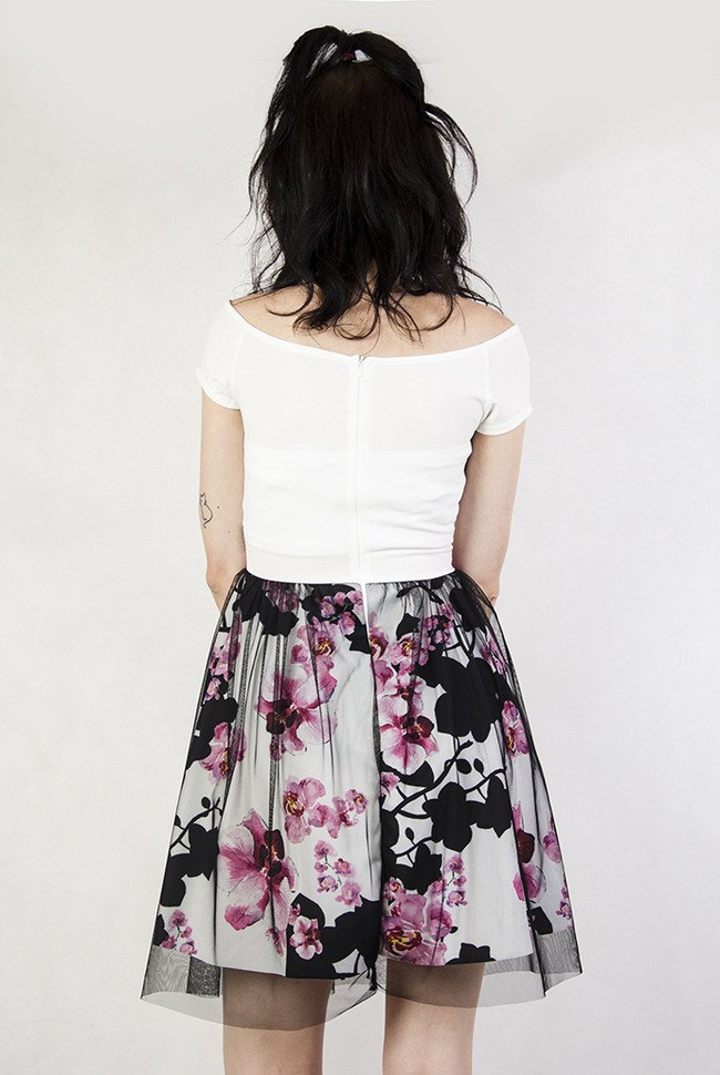 Biała sukienka z dołem w kwiaty, z siateczkowym obszyciem