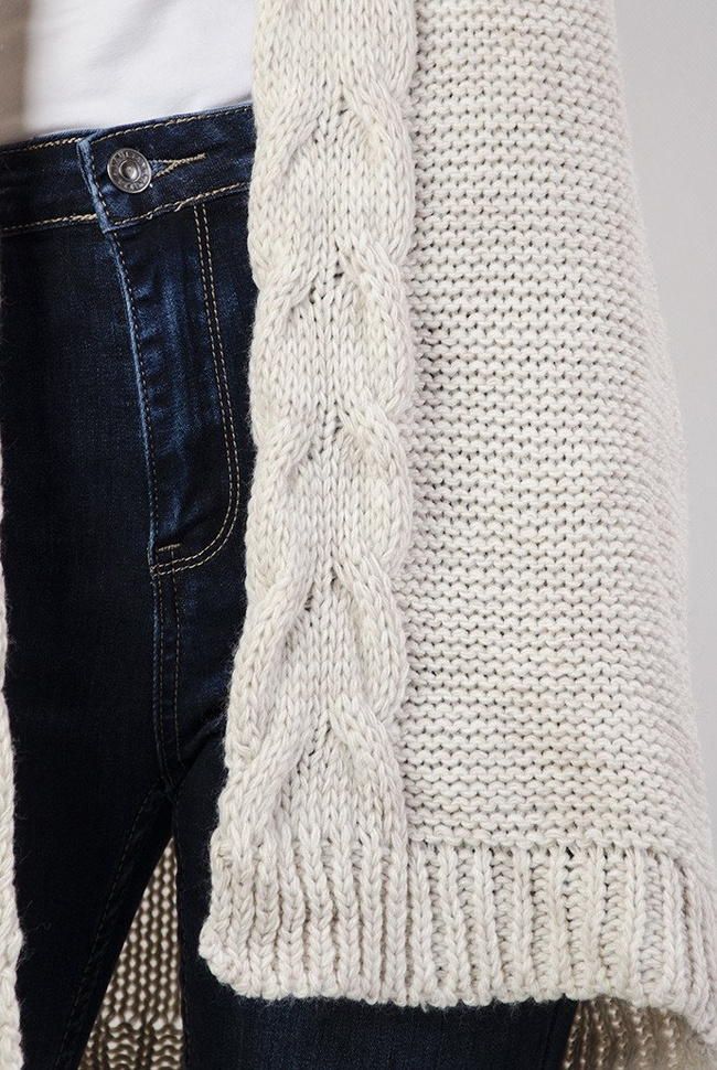 Beżowa narzuta sweterkowa, z plecionym warkoczem