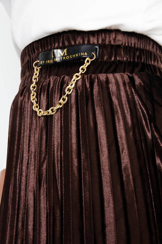 BRĄZOWA WELUROWA SPÓDNICA Z OZDOBNYM ŁAŃCUSZKIEM