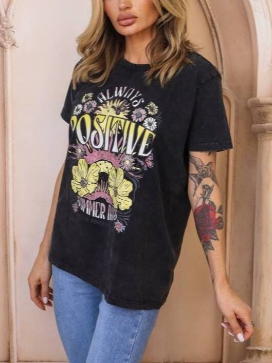 CZARNY DEKATYZOWANY T-SHIRT Z KOLOROWYM PRINTEM