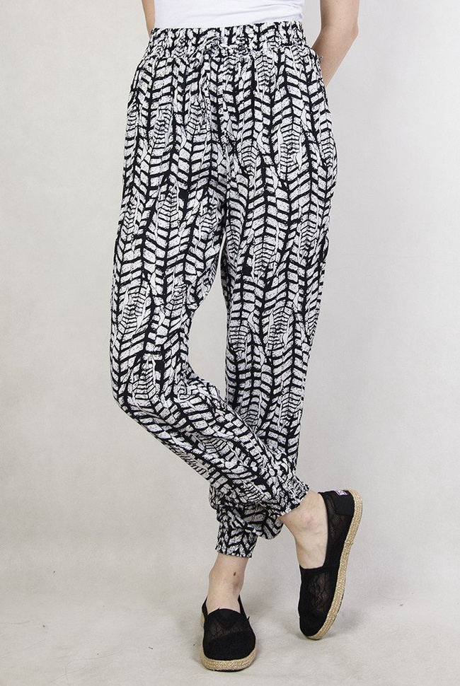 Czarne spodnie alladynki w białe wzory