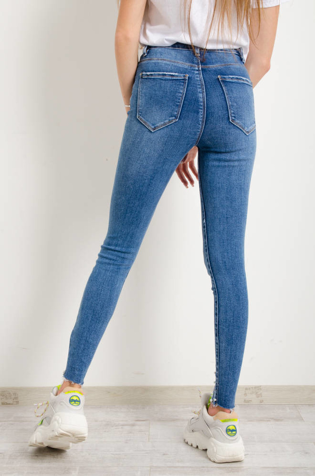 SPODNIE JEANSOWE Z PRZETARCIAMI I OZDOBNYMI PEREŁKAMI PRZY NOGAWCE- WYSOKI STAN