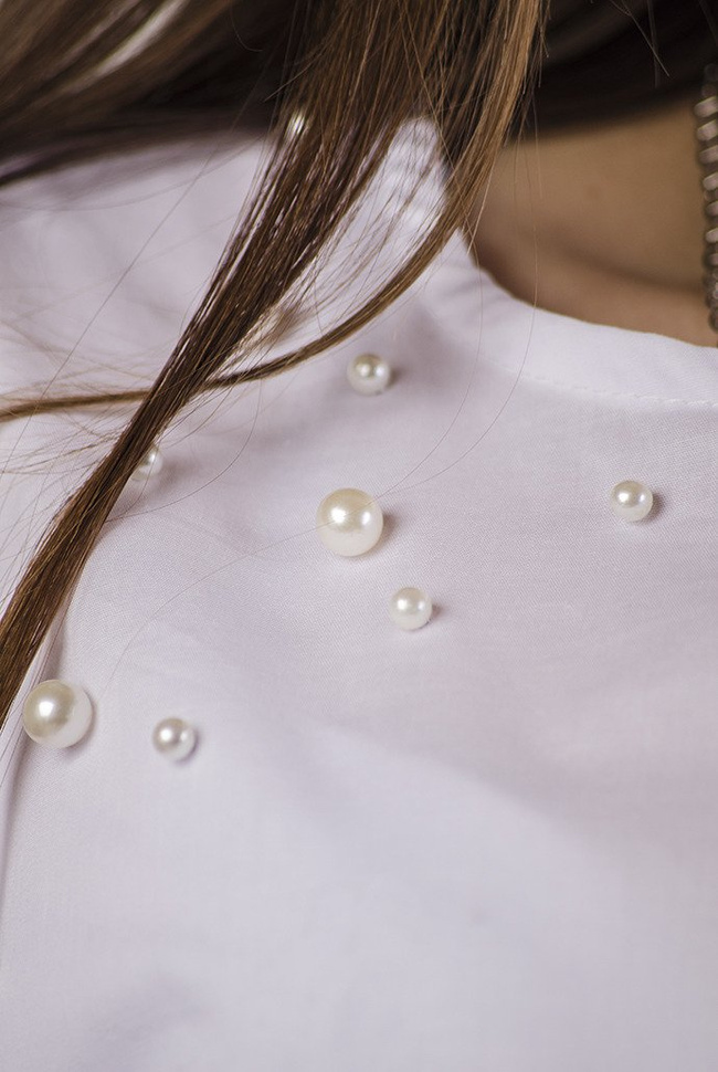 Biała bluzka koszulowa z perełkami