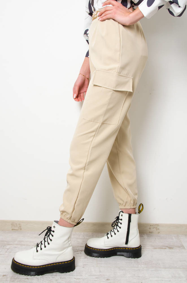 BEŻOWE  SPODNIE BOJÓWKI ZE ZŁOTYM ŁAŃCUSZKIEM W PASIE 