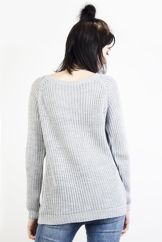 Szary sweter z pomponami na łańcuszku