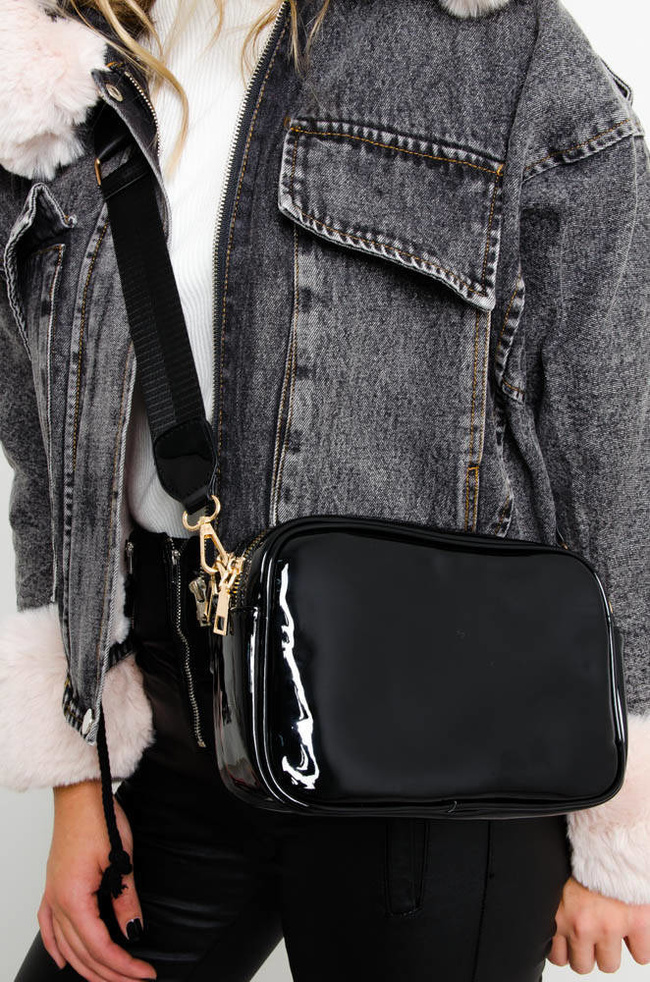 CZARNA LAKIEROWANA TOREBKA LISTONOSZKA 