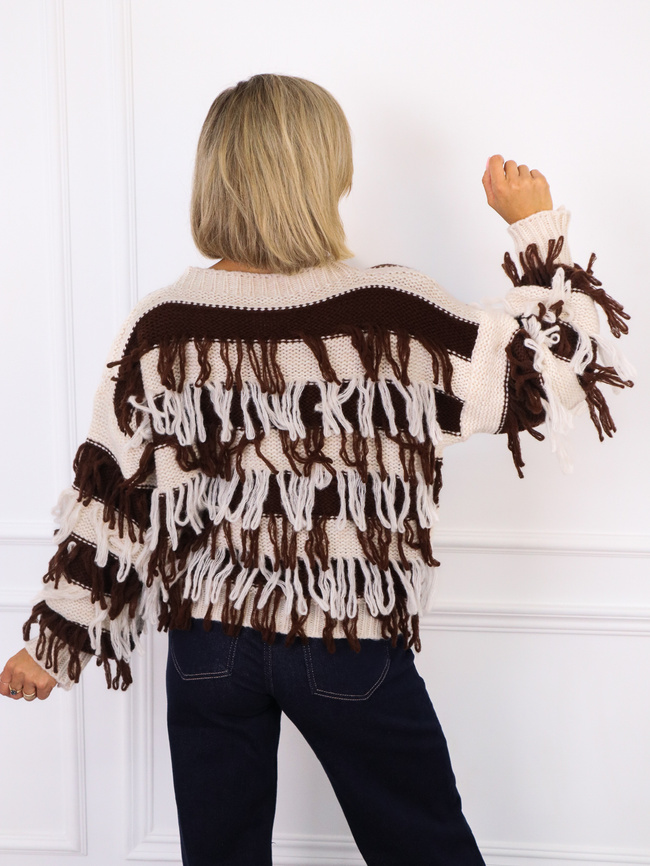 SWETER BEŻOWY W PASKI KOLORU CZEKOLADOWEGO Z FRĘDZLAMI