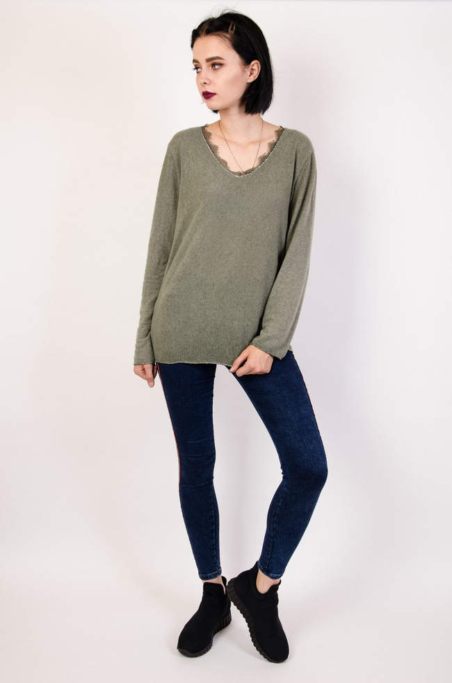 Zielona bluzka w serek z koronką w dekolcie