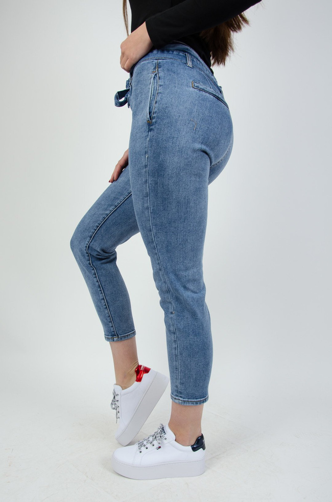 Jeansowe haremki z wysokim stanem oraz wiązaniem w pasie