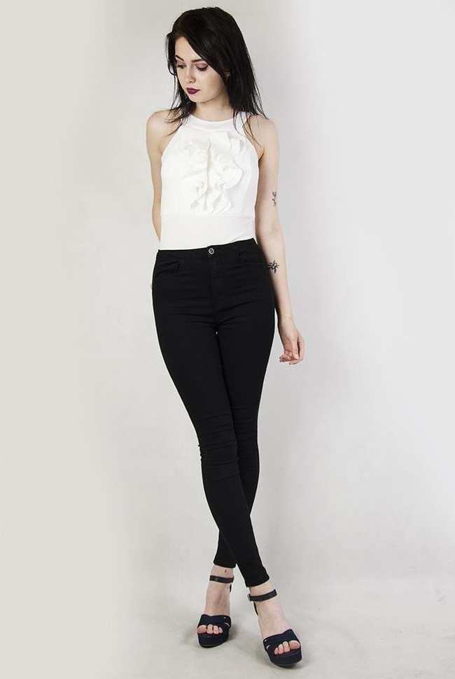 Białe body z falbanami przy dekolcie