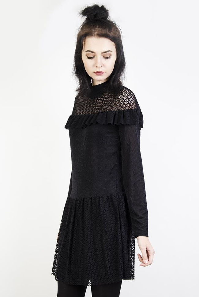Czarna sukienka z falbanką przy dekolcie oraz ażurowymi wstawkami