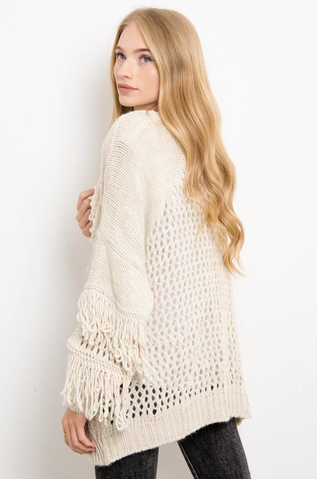 AŻUROWA NARZUTKA Z FRĘDZLAMI W KOLORZE BEŻOWYM