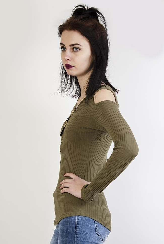 Zielona prążkowana bluzka z odkrytymi ramionami zapinana na zamek