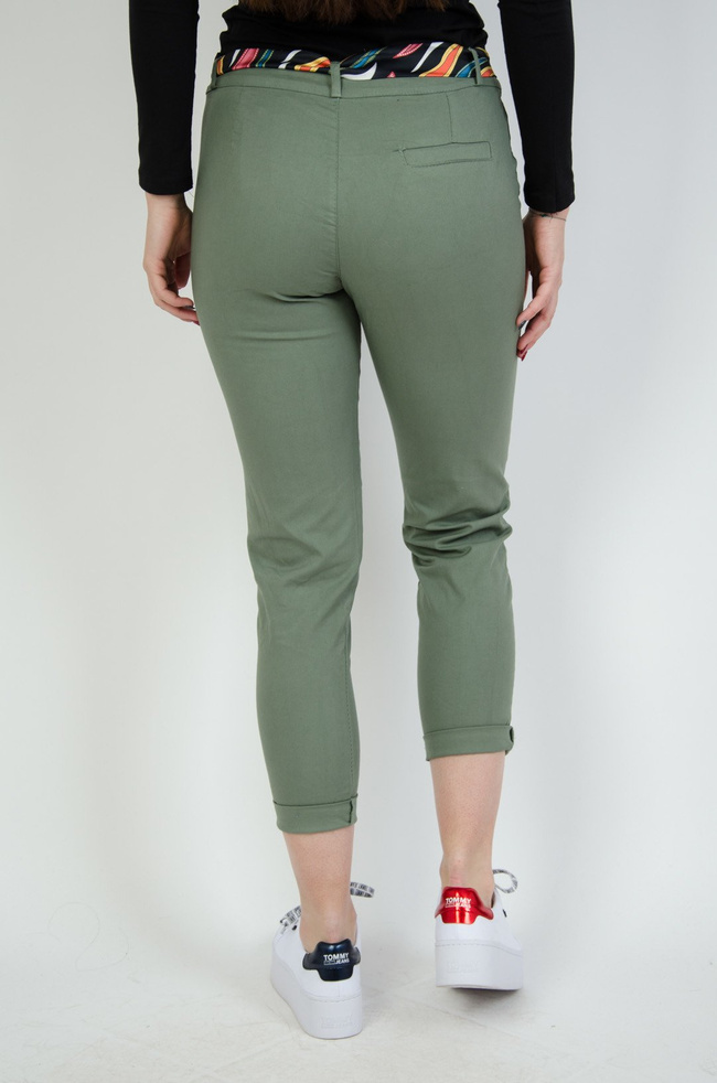 Zielone materiałowe spodnie z kolorowym paskiem