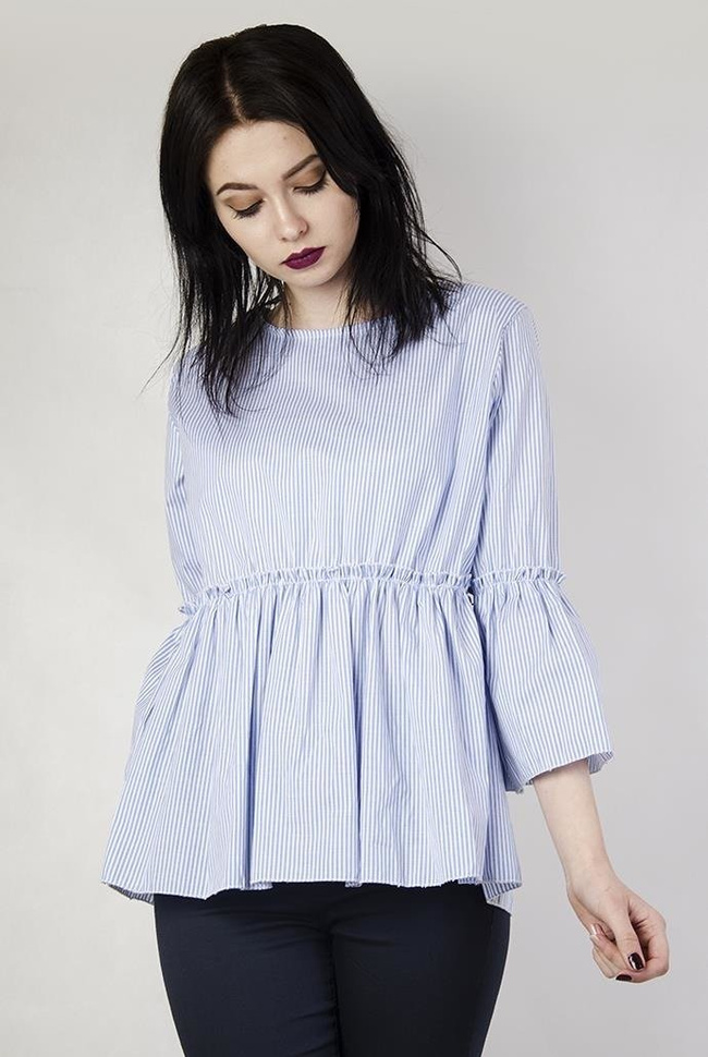 Koszula w paski z szerokim rękawem oraz wiązaniem