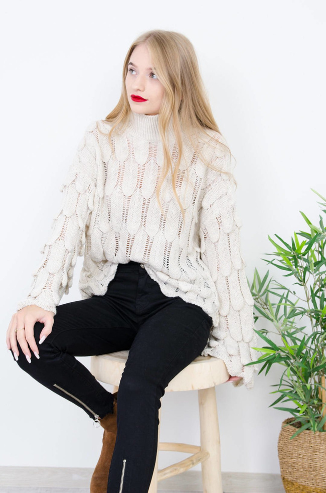 BEŻOWY OVERSIZOWY SWETER Z GRUBYM SPLOTEM