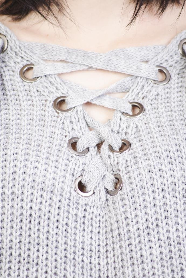 Szary sweter z wiązaniem w dekolcie