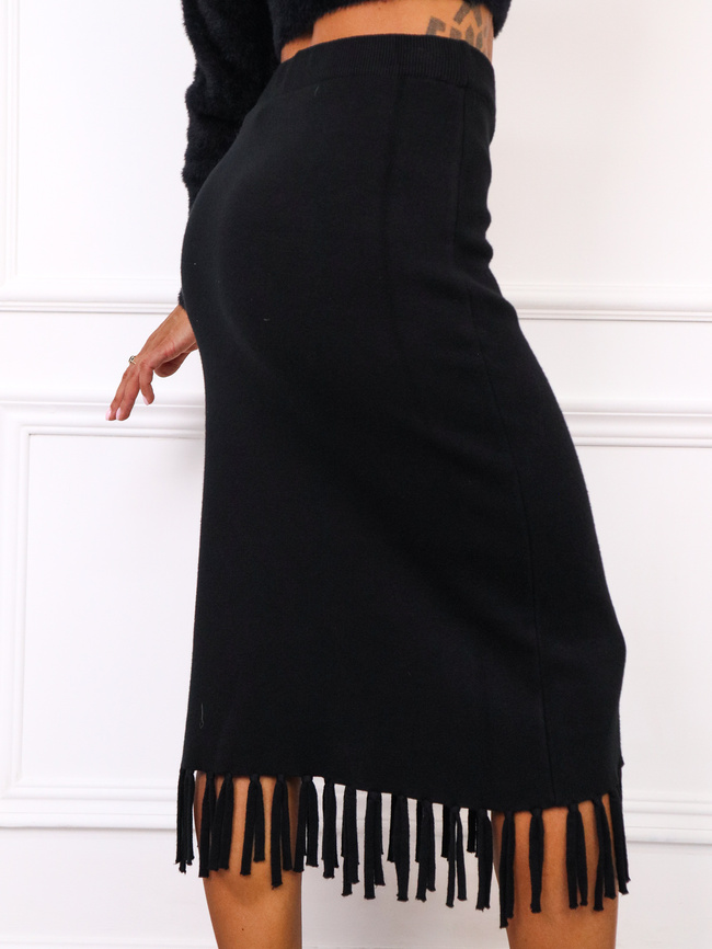 DZIANINOWA SPÓDNICA MIDI ZAKOŃCZONA FRĘDZLAMI- CZARNA