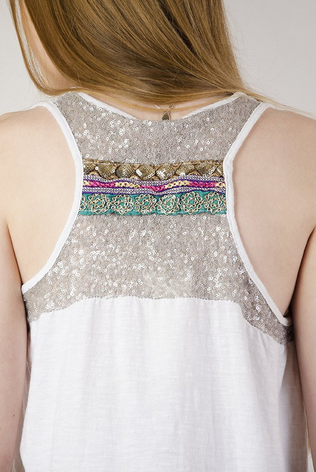 Biała bluzka na ramiączka ozdobiona cekinami