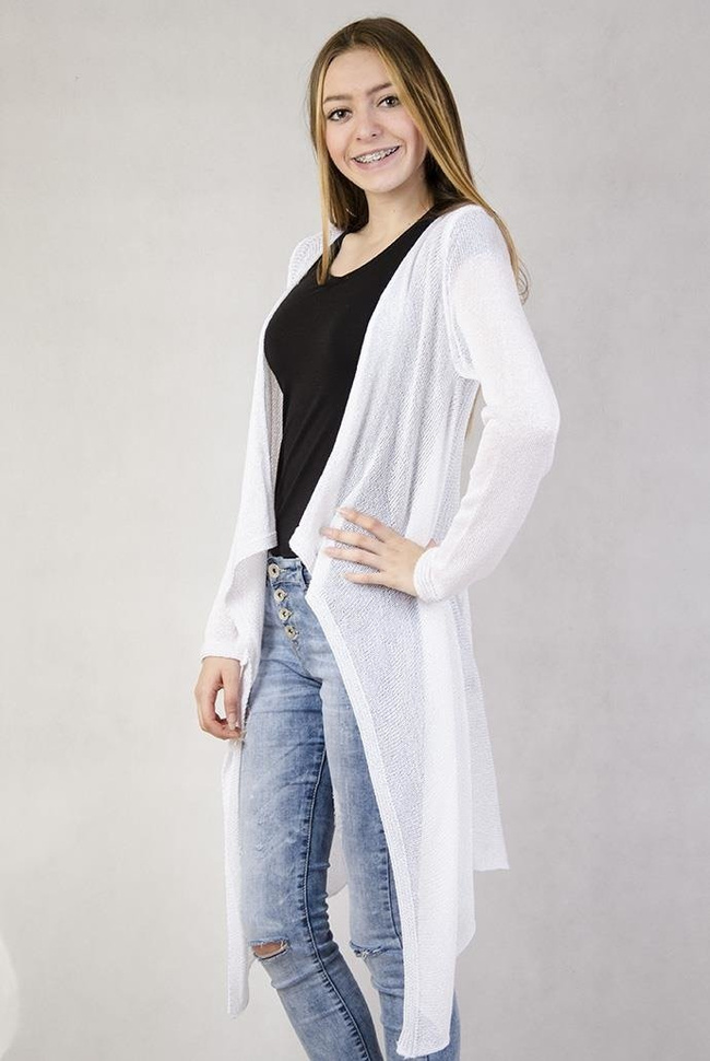 Biała narzutka z asymetrycznymi bokami