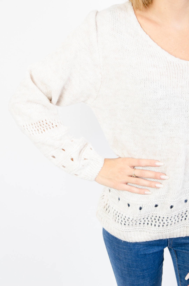 BEŻOWY SWETER Z DEKOLTEM W SZPIC