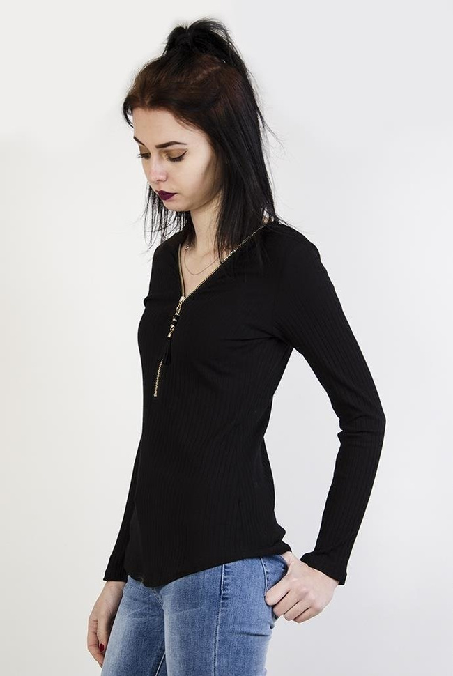 Czarna prążkowana bluzka zapinana na zamek