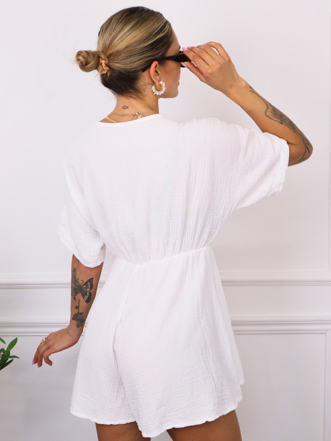 KOMBINEZON MUŚLINOWY Z KOPERTOWYM DEKOLTEM- BIAŁY