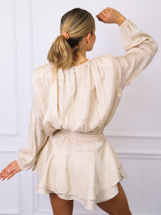 SUKIENKA Z FALBANAMI Z POŁYSKUJĄCEGO MATERIAŁU- BEŻOWA