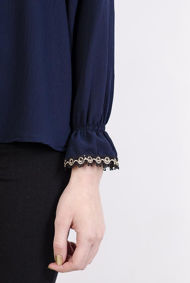 Granatowa bluzka z falbanką i wiązaniem przy szyi