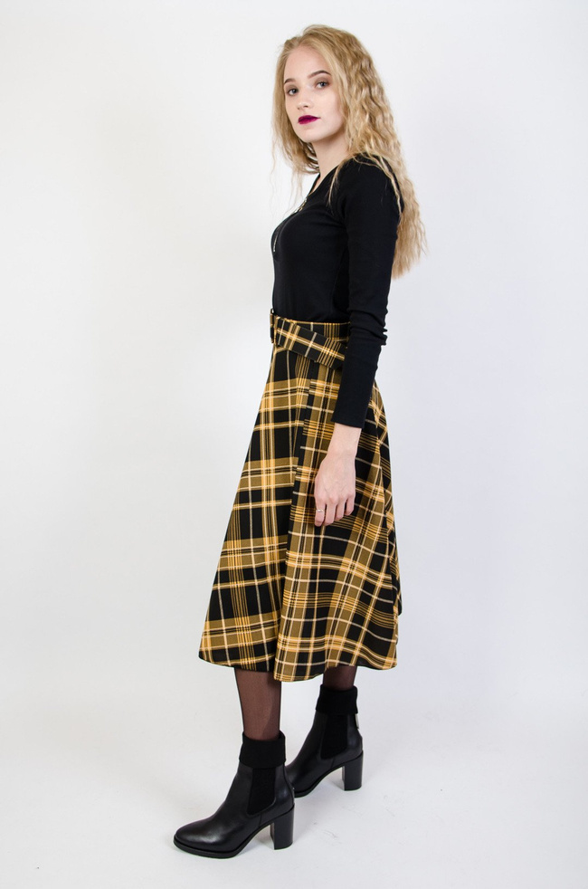 Żółta rozkloszowana spódnica w kratę z paskiem