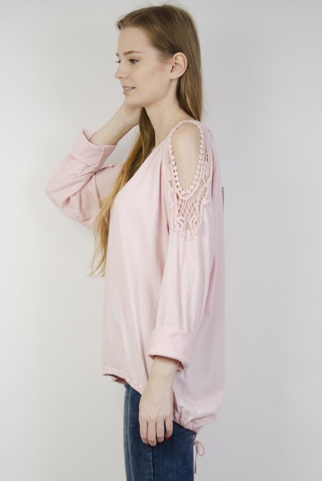 Jasnoróżowa bluzka z wycięciami i ażurowymi wstawkami