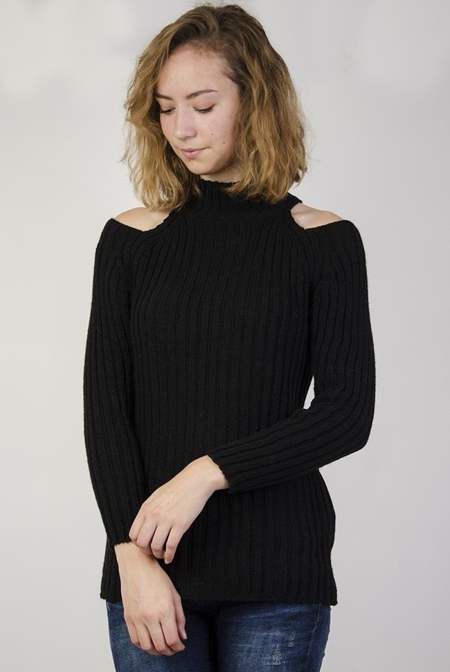 Czarny sweterek z odkrytymi ramionami i golfem