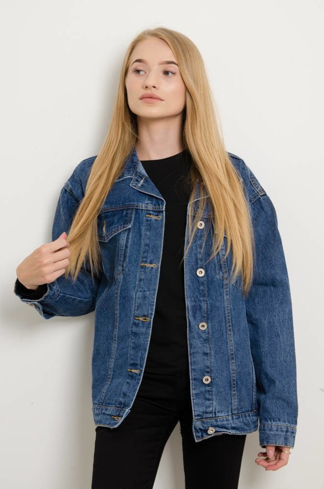 NIEBIESKA KURTKA JEANSOWA Z NASZYWKĄ NA PLECACH 