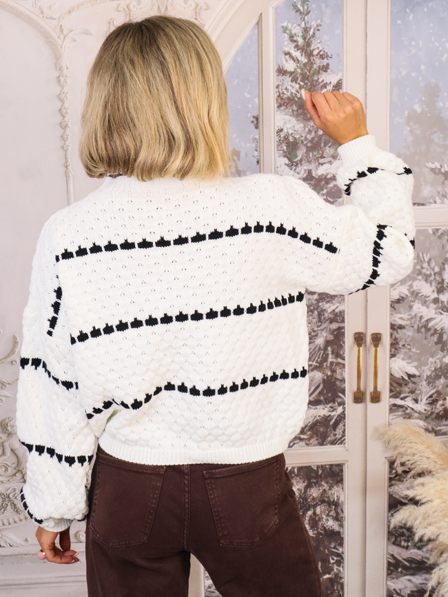 BIAŁY SWETER W PASKI Z SZEROKIMI RĘKAWAMI I PÓŁGOLFEM