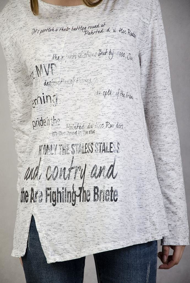 Jasnoszara bluzka z czarnymi napisami