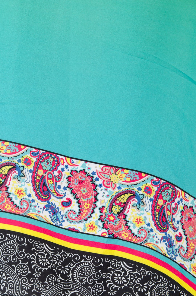 Kolorowa sukienka z wiązaniem na szyi oraz odkrytymi plecami