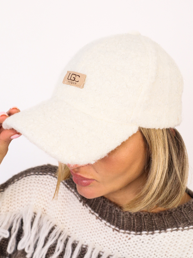 CZAPKA Z IMITACJI BARANKA Z DASZKIEM I LOGO-BIAŁA