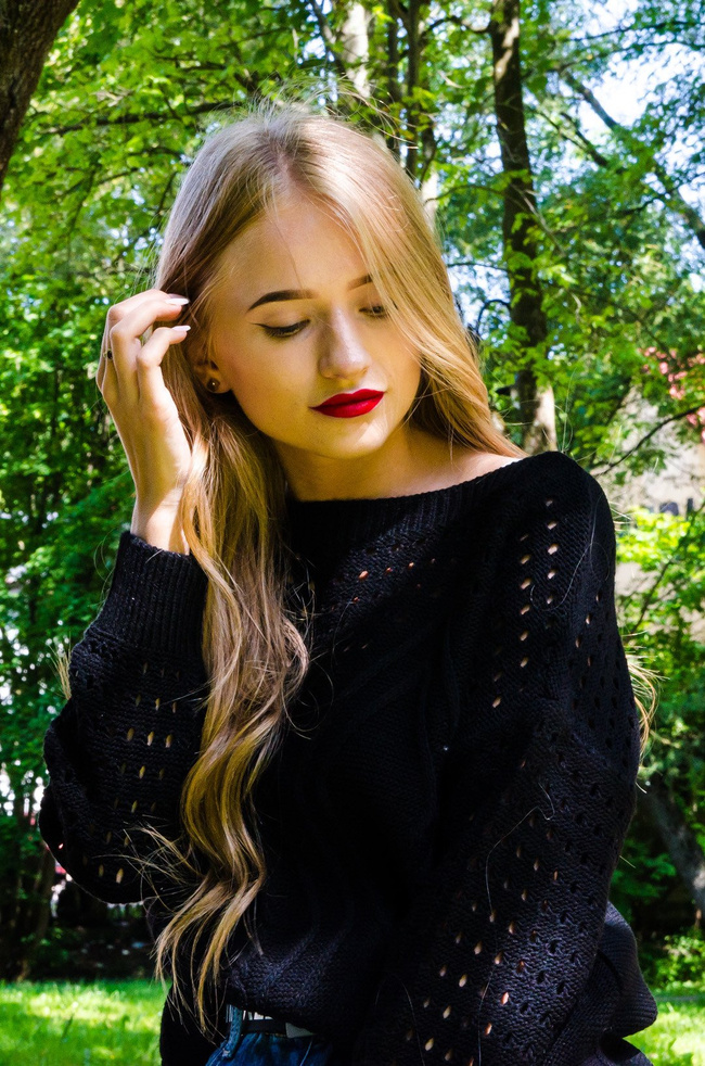 CZARNY SWETER Z AŻUROWĄ GÓRĄ ORAZ RĘKAWAMI