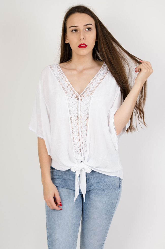 Biała bluzka z szerokimi rękawami wiązana na przodzie