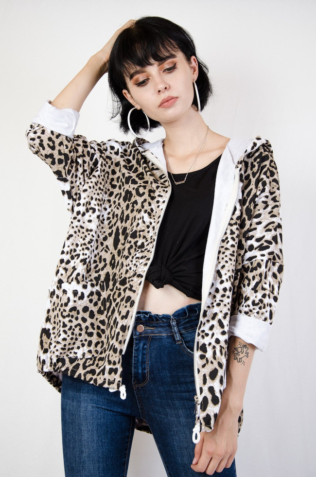 Narzuta oversize w panterkę na zamek z kapturem