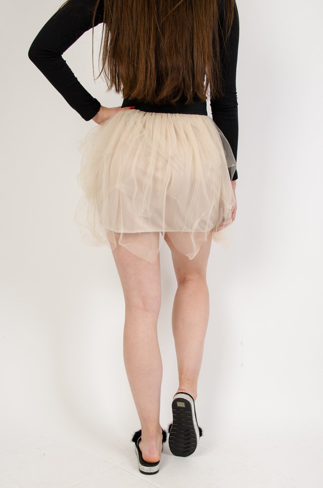 Beżowa tiulowa spódnica z czarną gumą w pasie