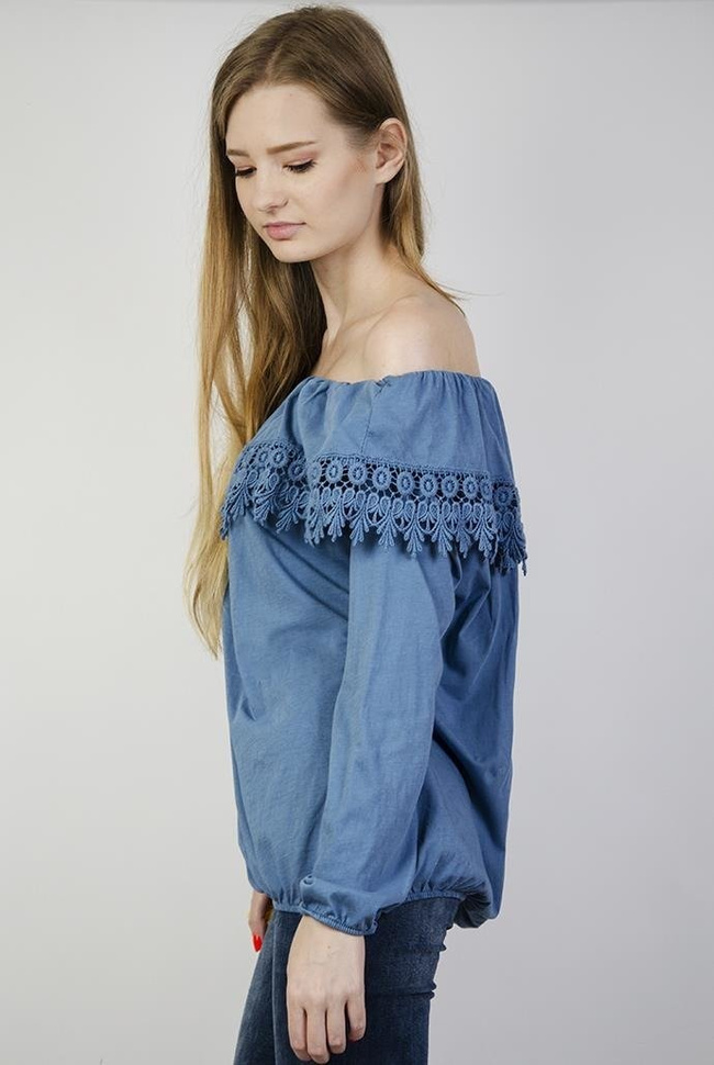 Niebieska bluzka z hiszpańskim dekoltem i zdobieniami