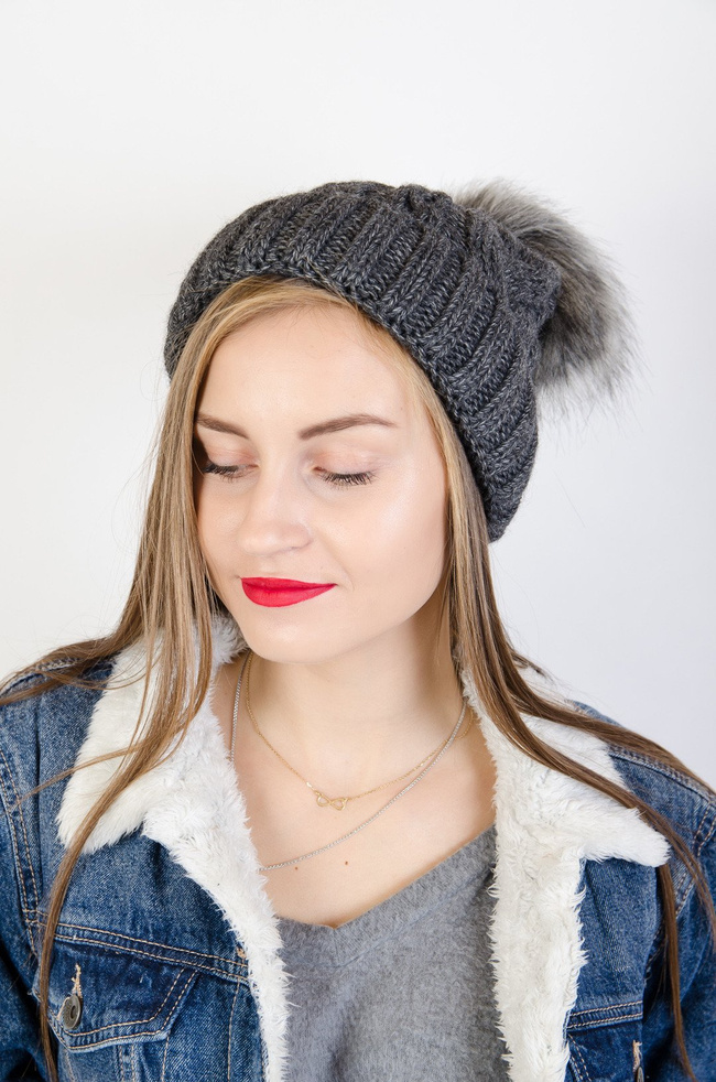 Ciemno szara grubo pleciona czapka z pomponem