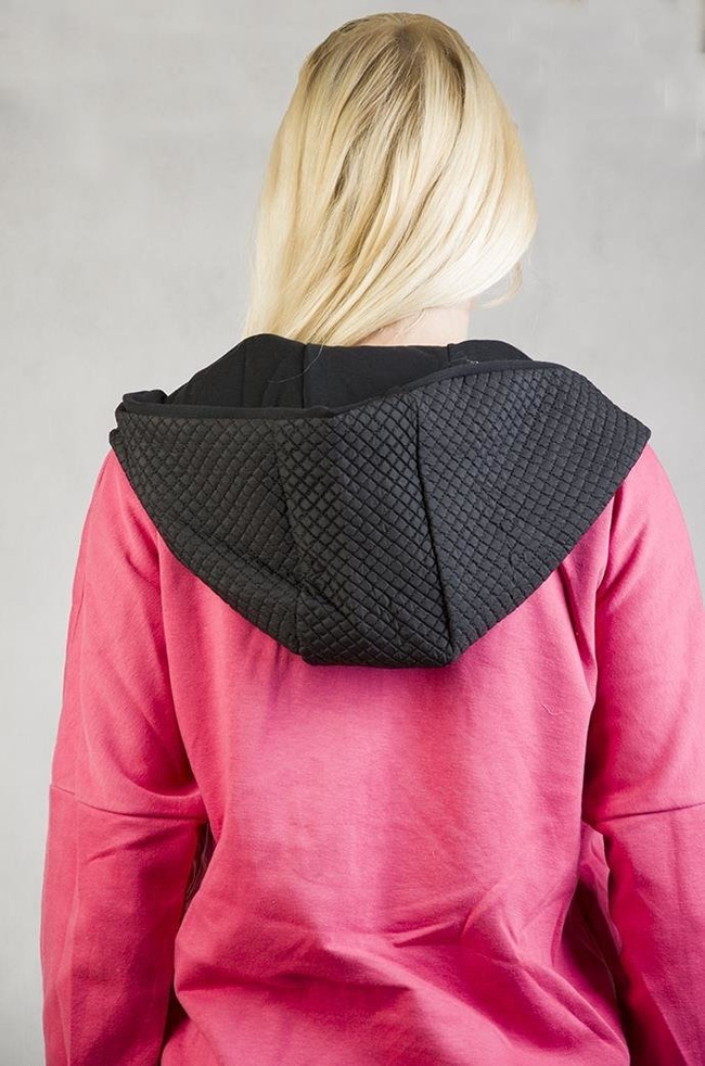 Różowa, długa bluza z pikowanym kapturem, zapinana na zamek