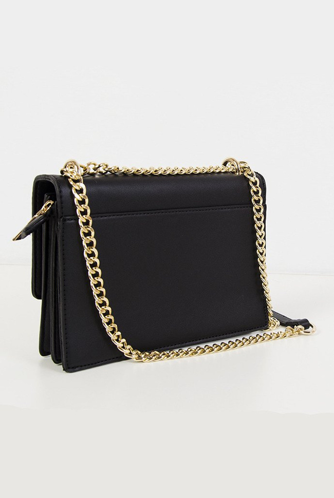 Czarna torebka na złotym łańcuszku