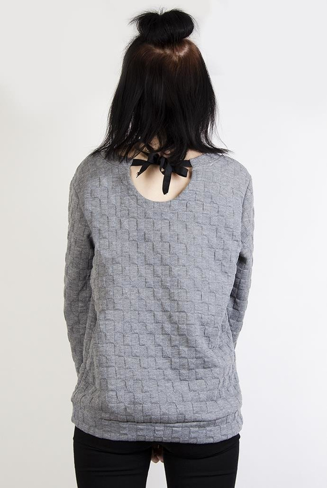 Jasnoszara bluza w kwadratowy wzór z wiązaniem z tyłu