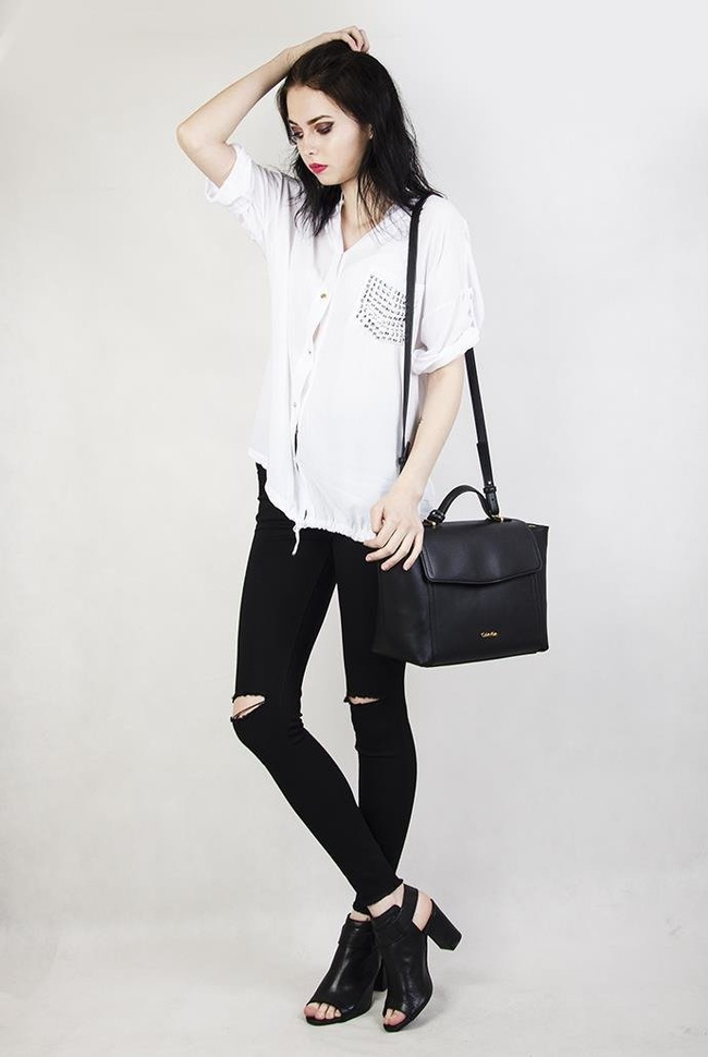 Biała koszula z ćwiekami na kieszonce