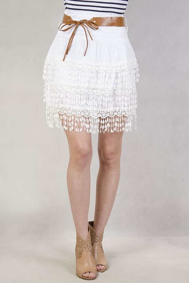 Spódnica z frędzlami i brązowym paskiem biała