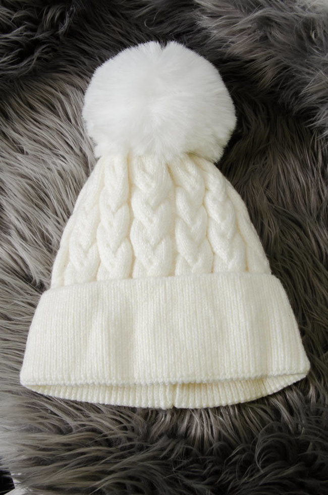 KREMOWA ZIMOWA CZAPKA PLECIONA Z POMPONEM