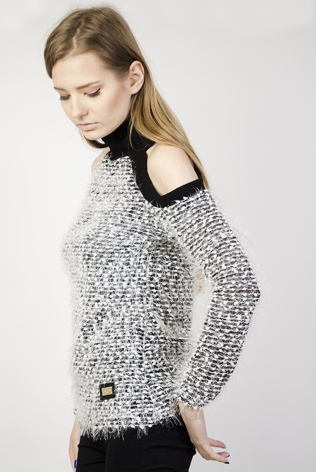 Włochaty sweterek z golfem i rozcięciami na ramionach